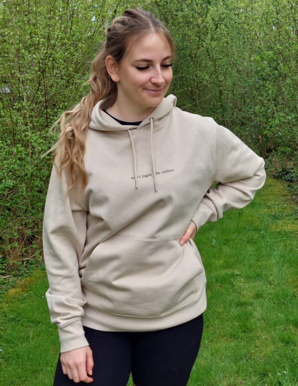 Umweltfreundlicher Unisex-Kapuzenpullover Hai beige - Image 5